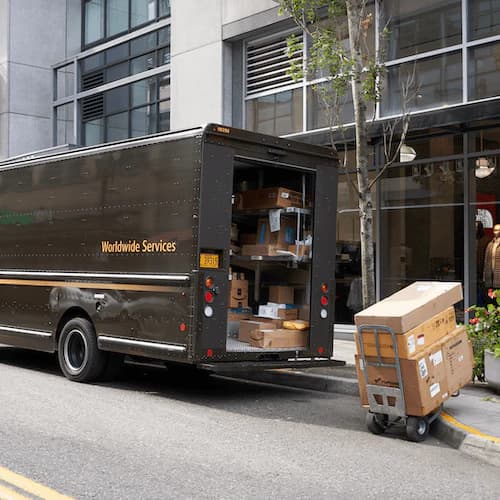 Camión de envío exprés con letreros de neón