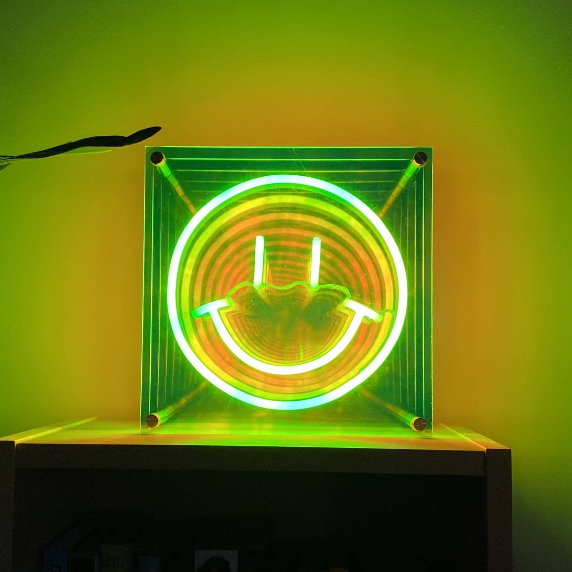 Happy Face infinity mirror LED Neon Sign vista 1